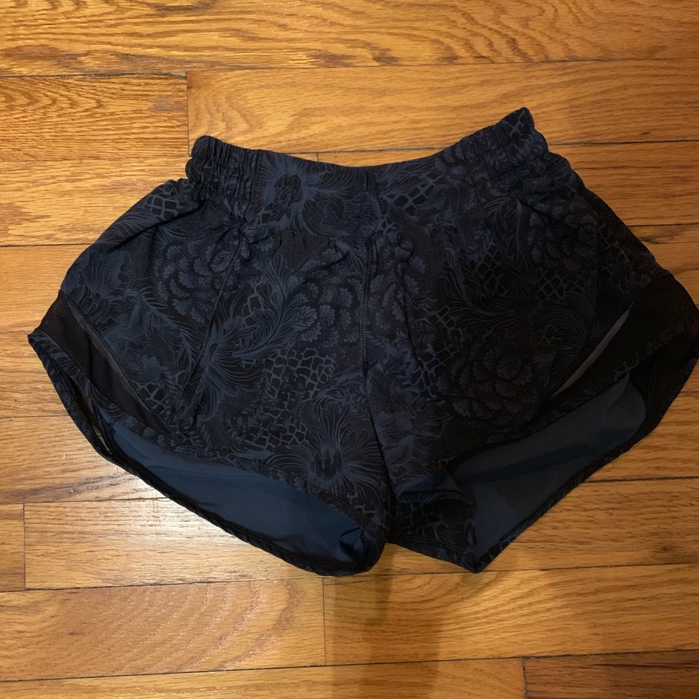 Lululemon Hotty Hot Short 2.5”, size 4